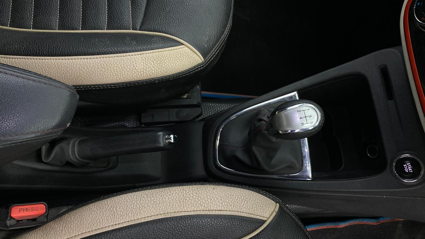 2018 Renault Captur RXT PETROL, Petrol, Manual, 1,46,833 km, Gear Lever