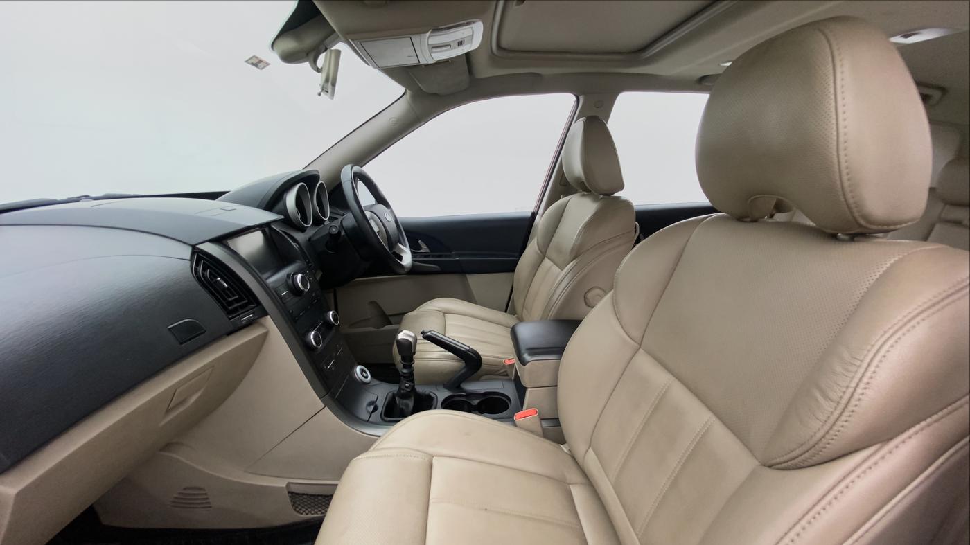 2017 Mahindra XUV500 W10, Diesel, Manual, 50,079 km, Right Side Front Door Cabin