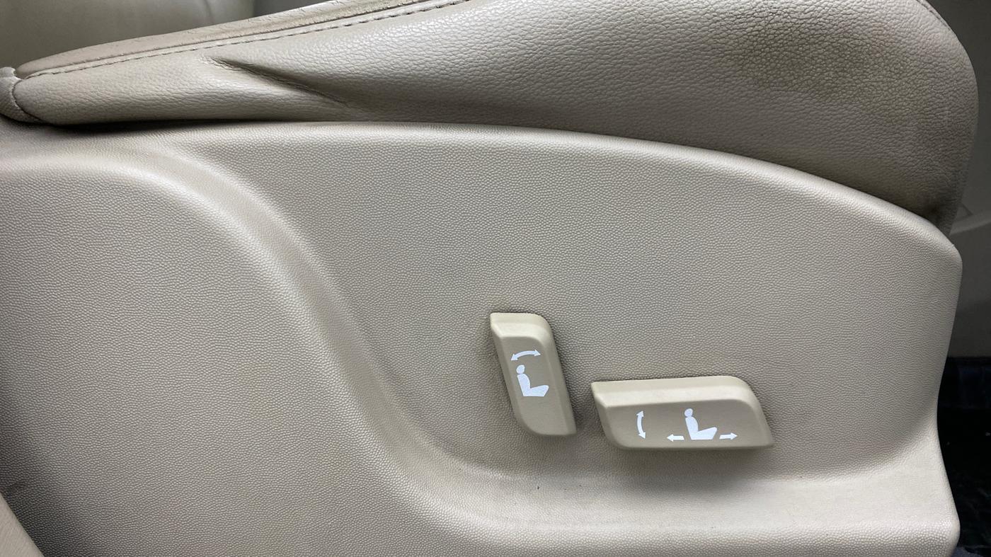2017 Mahindra XUV500 W10, Diesel, Manual, 50,079 km, Driver Side Adjustment Panel