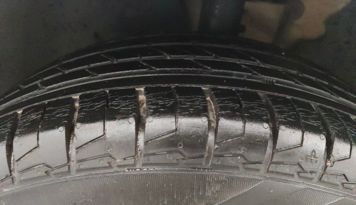 2014 Volkswagen Jetta COMFORTLINE TSI, Petrol, Manual, 1,11,587 km, Left Front Tyre Tread