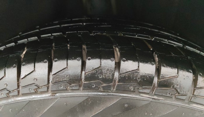 2014 Volkswagen Jetta COMFORTLINE TSI, Petrol, Manual, 1,11,587 km, Left Rear Tyre Tread