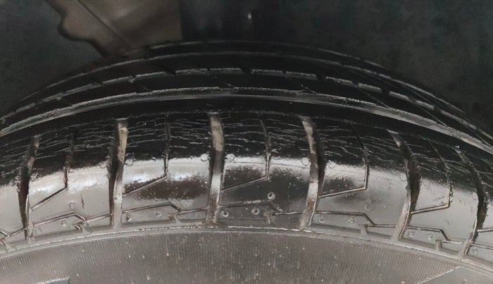 2014 Volkswagen Jetta COMFORTLINE TSI, Petrol, Manual, 1,11,587 km, Right Front Tyre Tread