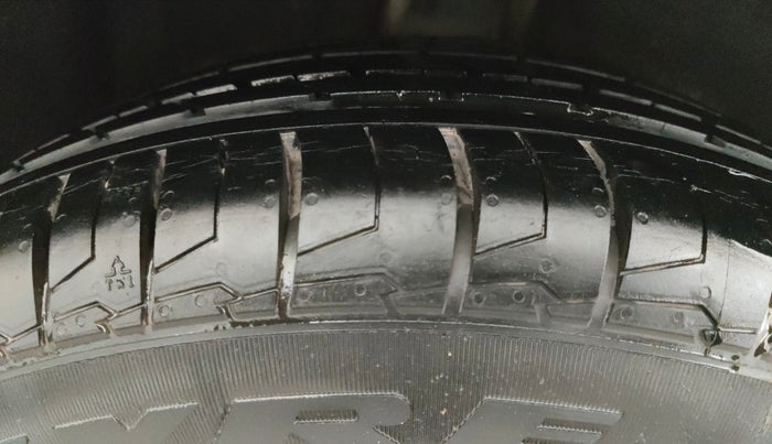 2014 Volkswagen Jetta COMFORTLINE TSI, Petrol, Manual, 1,11,587 km, Right Rear Tyre Tread