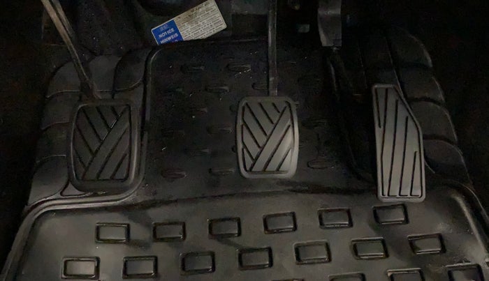 2018 Maruti Swift VXI, CNG, Manual, 45,340 km, Pedals