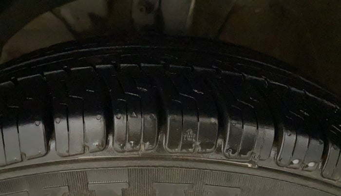 2018 Maruti Swift VXI, CNG, Manual, 45,340 km, Left Front Tyre Tread