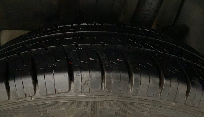 2018 Maruti Swift VXI, CNG, Manual, 45,340 km, Left Rear Tyre Tread