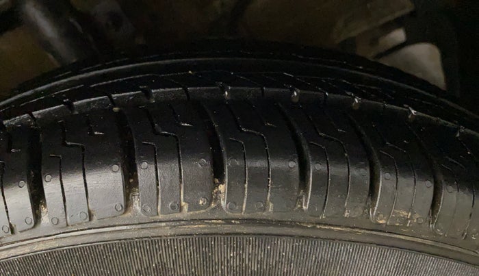 2018 Maruti Swift VXI, CNG, Manual, 45,340 km, Right Front Tyre Tread