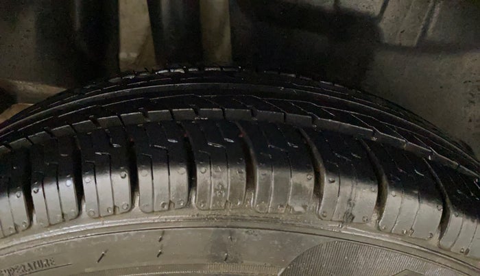 2018 Maruti Swift VXI, CNG, Manual, 45,340 km, Right Rear Tyre Tread