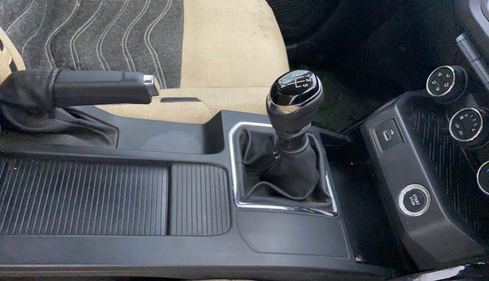 2022 Renault Kiger RXT (O) MT DUAL TONE, Petrol, Manual, 24,402 km, Gear Lever