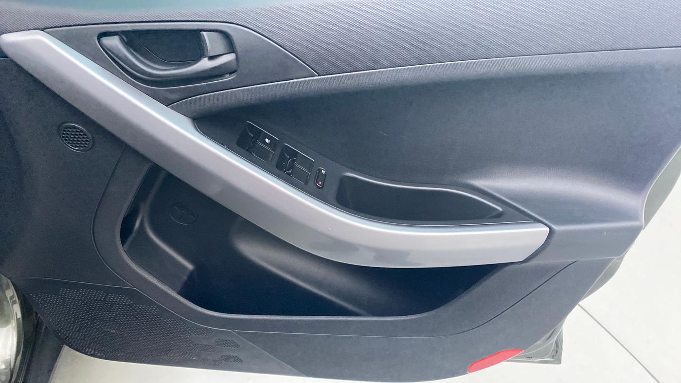 2021 Tata NEXON XMA 1.5, Diesel, Automatic, 36,641 km, Driver Side Door Panels Control