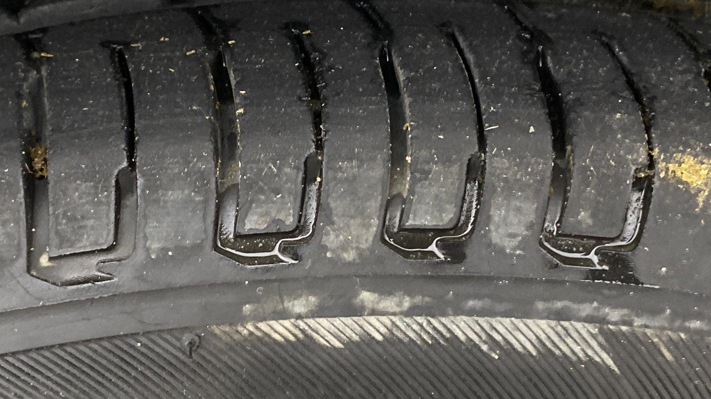 2016 Maruti Swift ZXI, Petrol, Manual, 88,184 km, Right Front Tyre Tread