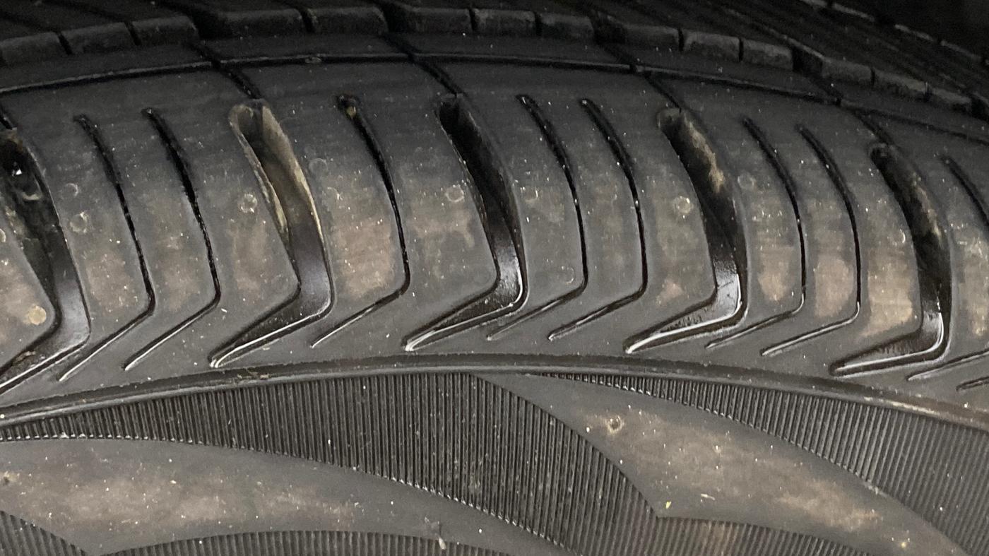 2016 Maruti Swift ZXI, Petrol, Manual, 88,184 km, Right Rear Tyre Tread