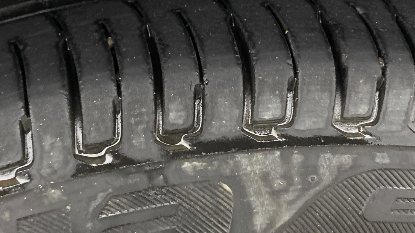 2016 Maruti Swift ZXI, Petrol, Manual, 88,184 km, Left Rear Tyre Tread