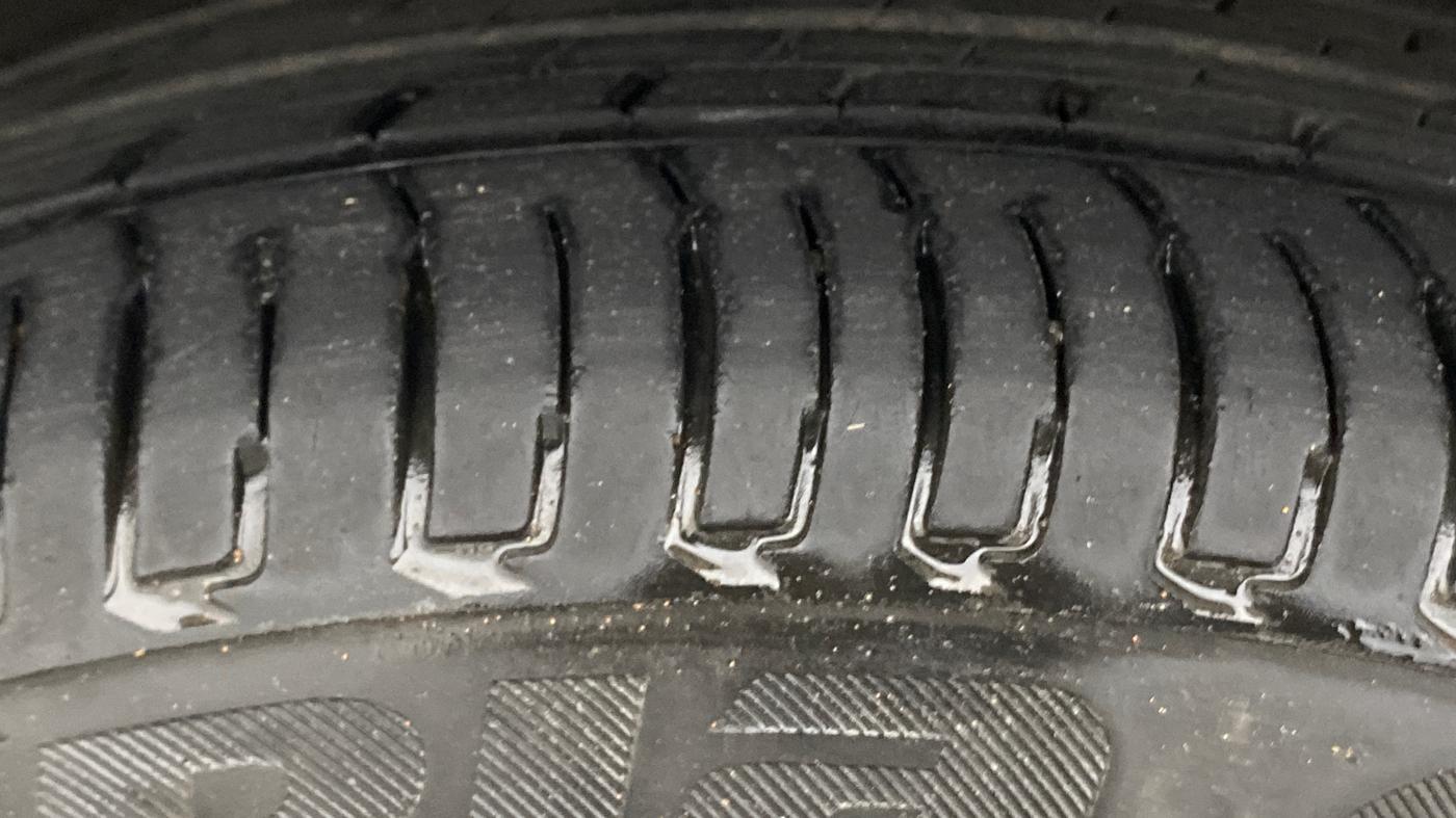 2016 Maruti Swift ZXI, Petrol, Manual, 88,184 km, Left Front Tyre Tread