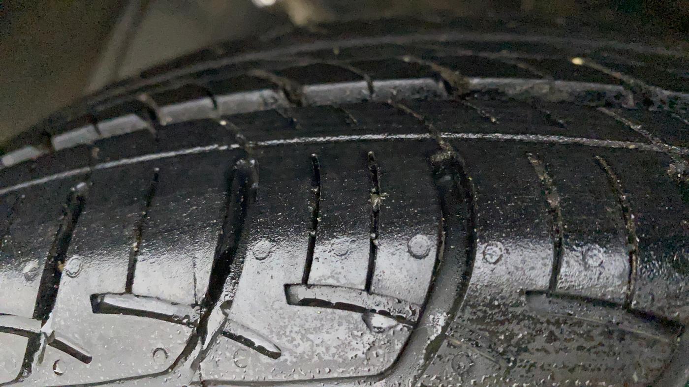 2017 Maruti Baleno DELTA PETROL 1.2, Petrol, Manual, 43,981 km, Left Front Tyre Tread