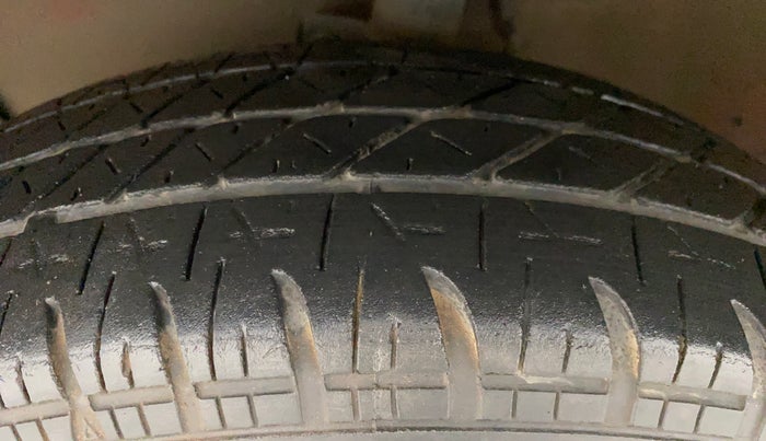 2011 Maruti Ritz VDI, Diesel, Manual, 1,24,712 km, Left Front Tyre Tread