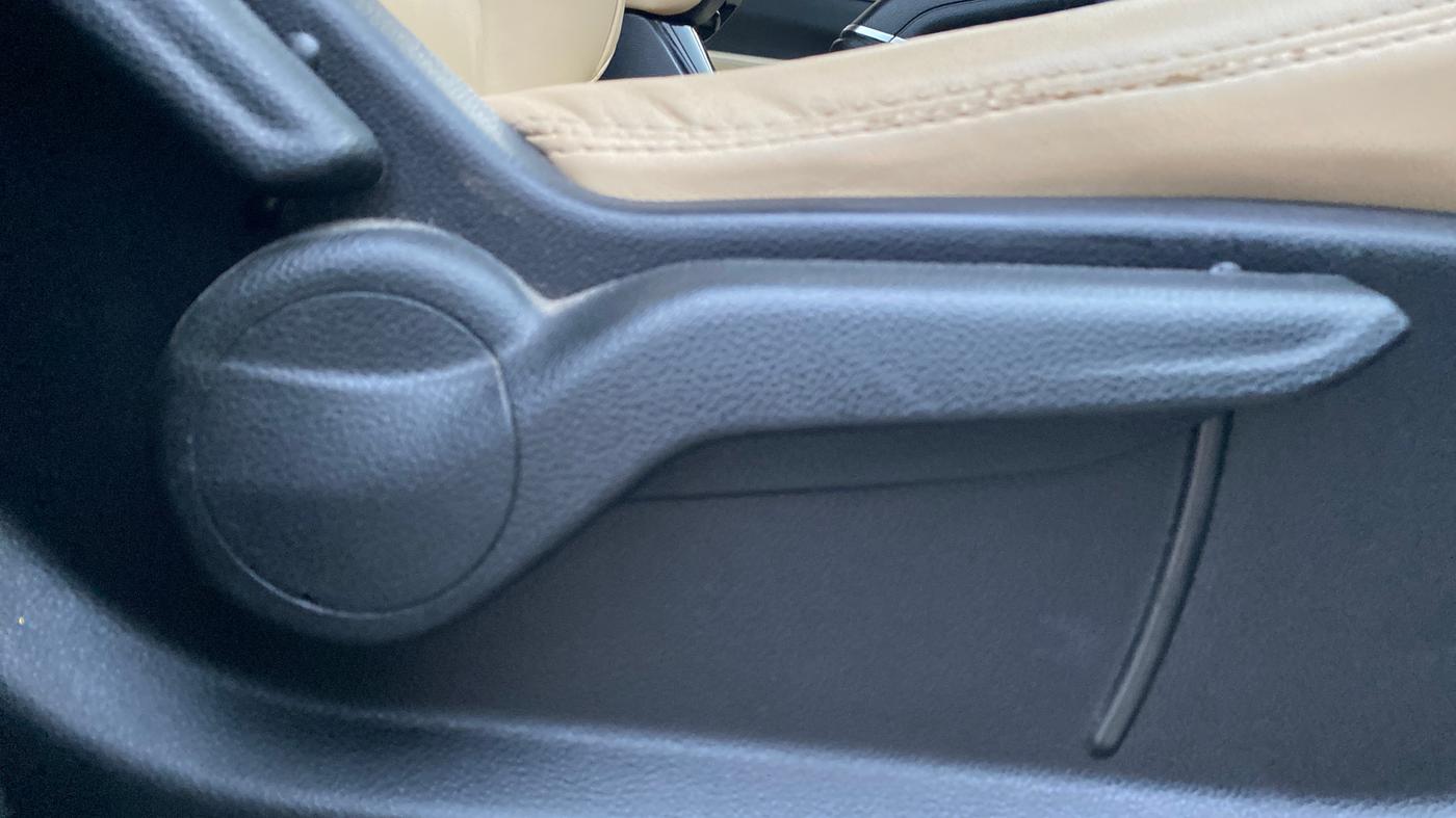 2022 Mahindra XUV700 AX 5 P MT 7 STR, Petrol, Manual, 1,11,115 km, Driver Side Adjustment Panel
