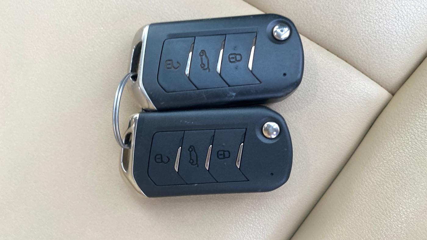 2022 Mahindra XUV700 AX 5 P MT 7 STR, Petrol, Manual, 1,11,115 km, Key Close Up