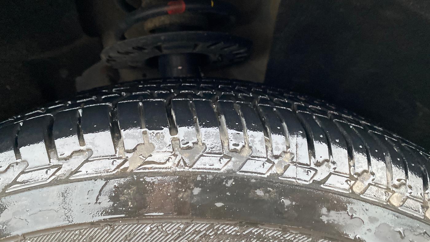 2022 Mahindra XUV700 AX 5 P MT 7 STR, Petrol, Manual, 1,11,115 km, Right Front Tyre Tread