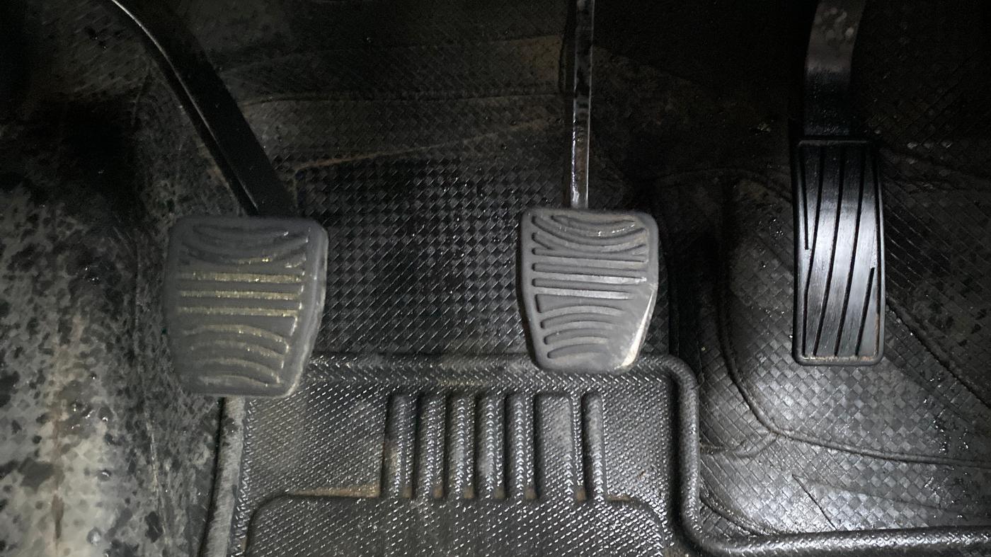 2022 Mahindra XUV700 AX 5 P MT 7 STR, Petrol, Manual, 1,11,115 km, Pedals