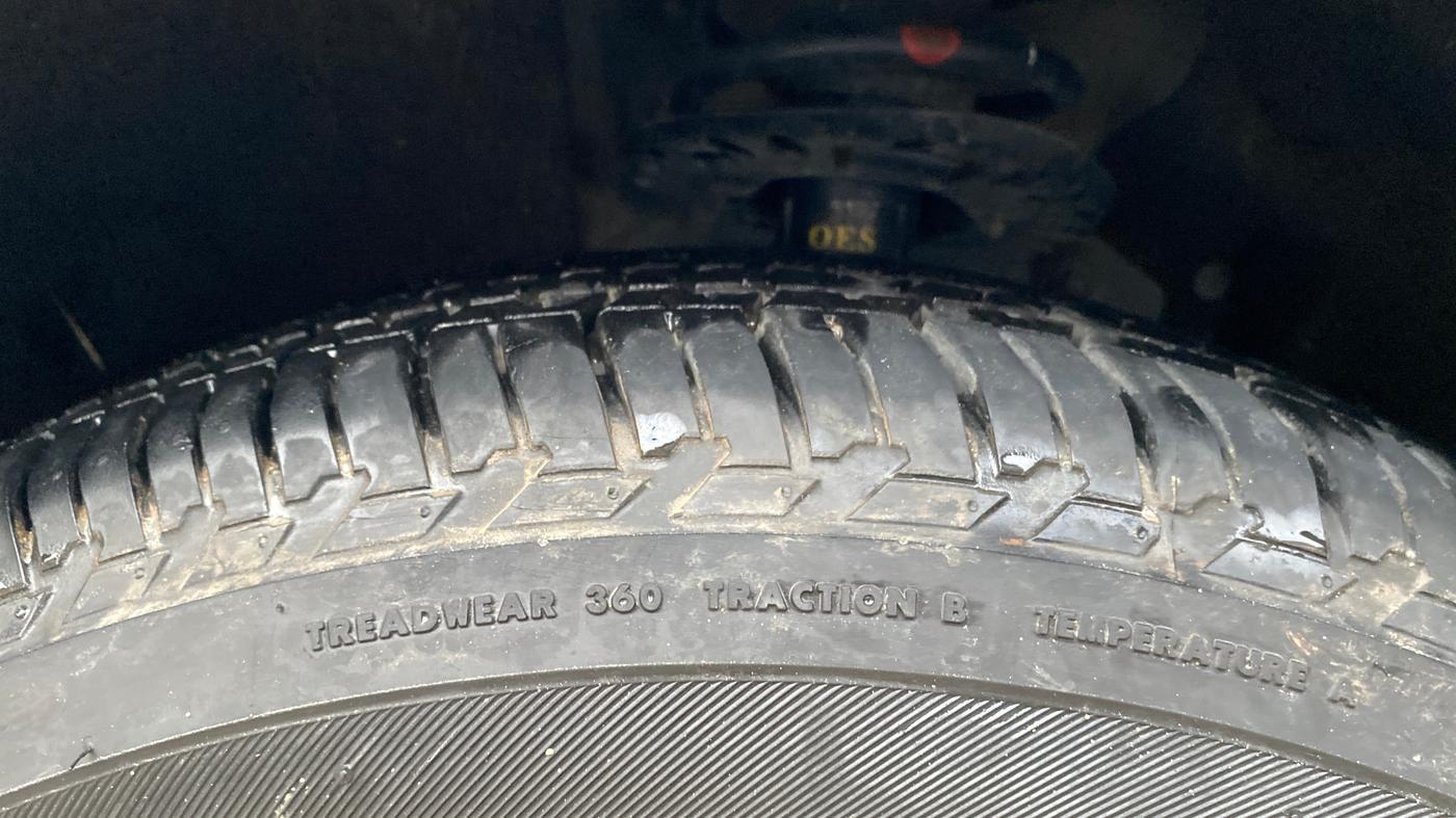 2022 Mahindra XUV700 AX 5 P MT 7 STR, Petrol, Manual, 1,11,115 km, Left Front Tyre Tread