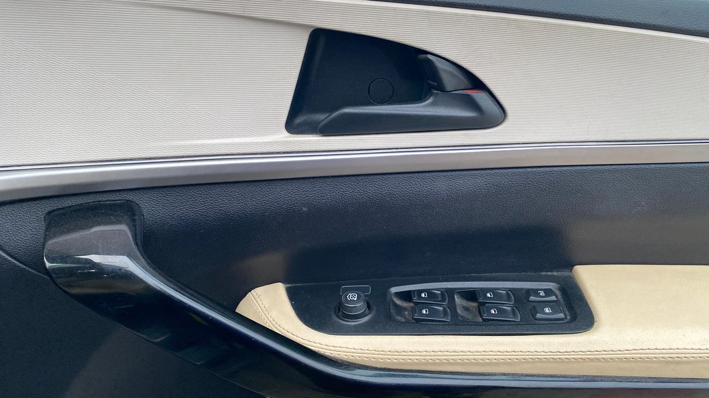 2022 Mahindra XUV700 AX 5 P MT 7 STR, Petrol, Manual, 1,11,115 km, Driver Side Door Panels Control