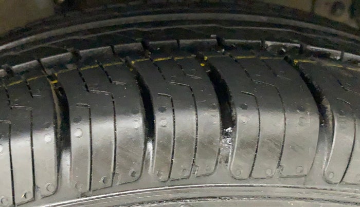 2012 Maruti Ertiga LXI, Petrol, Manual, 1,25,032 km, Right Front Tyre Tread