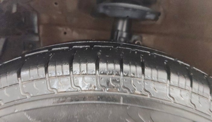 2013 Maruti Swift VXI, Petrol, Manual, 63,711 km, Left Front Tyre Tread