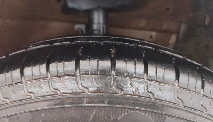 2013 Maruti Swift VXI, Petrol, Manual, 63,711 km, Right Front Tyre Tread