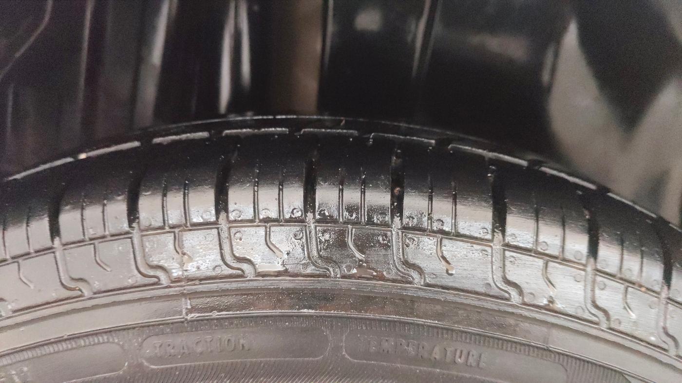 2013 Maruti Swift VXI, Petrol, Manual, 63,711 km, Right Rear Tyre Tread