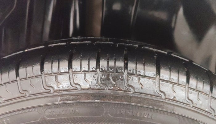 2013 Maruti Swift VXI, Petrol, Manual, 63,711 km, Right Rear Tyre Tread