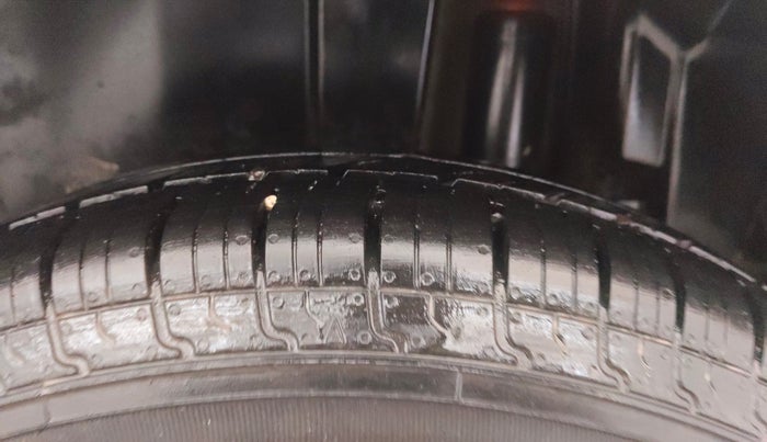2013 Maruti Swift VXI, Petrol, Manual, 63,711 km, Left Rear Tyre Tread