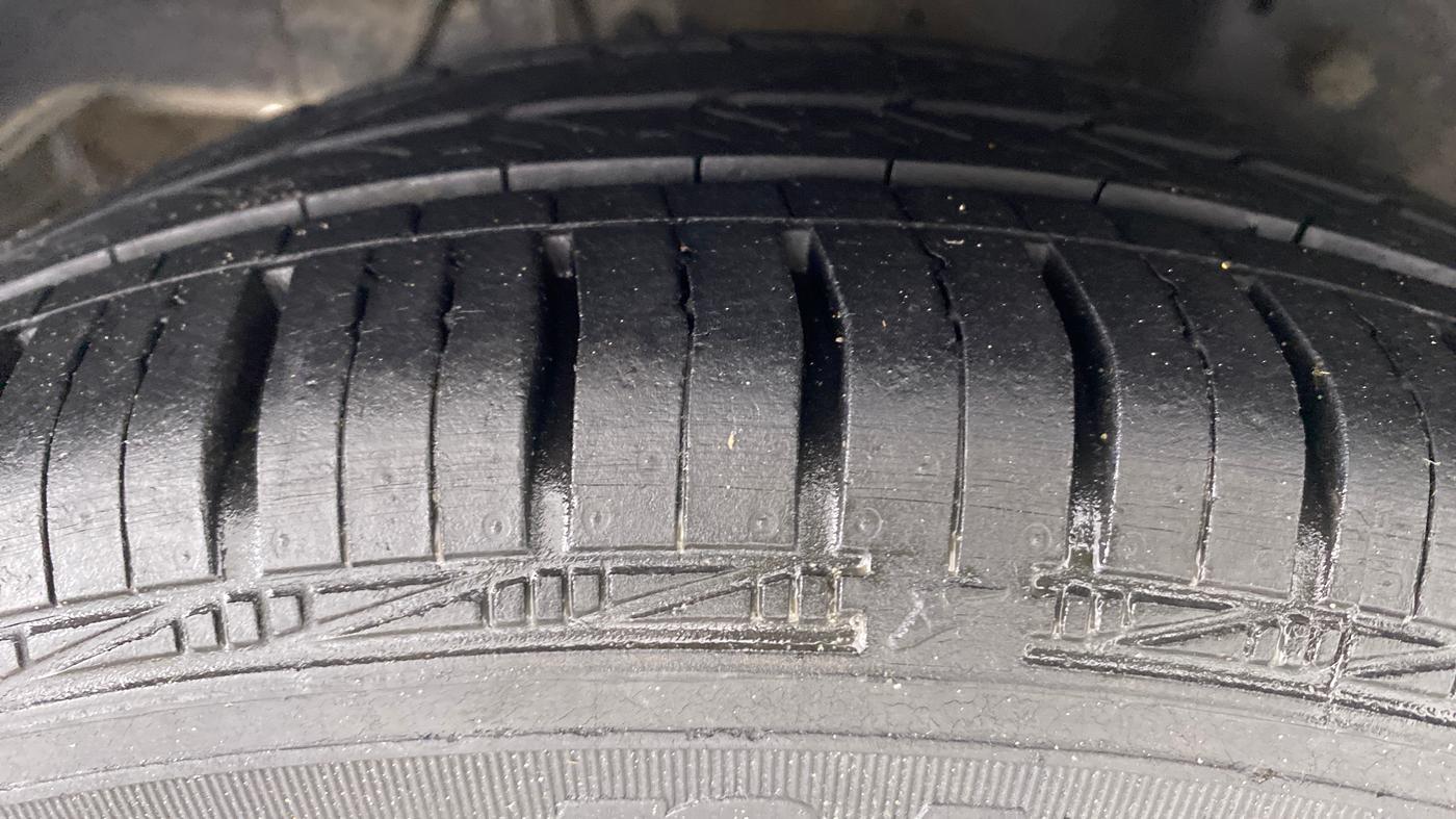 2017 Hyundai Eon MAGNA PLUS, Petrol, Manual, 25,201 km, Right Rear Tyre Tread