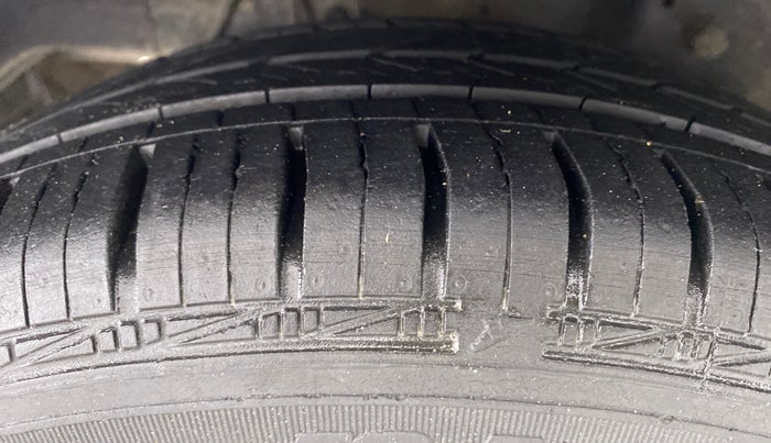 2017 Hyundai Eon MAGNA PLUS, Petrol, Manual, 25,201 km, Right Rear Tyre Tread