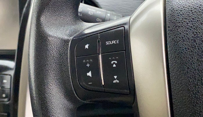 2018 Mahindra XUV500 W7, Diesel, Manual, 74,339 km, Steering wheel - Sound system control not functional