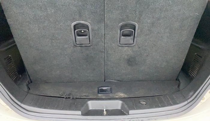 2018 Mahindra XUV500 W7, Diesel, Manual, 74,339 km, Boot Inside