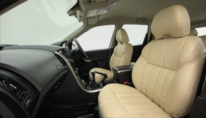 2018 Mahindra XUV500 W7, Diesel, Manual, 74,339 km, Right Side Front Door Cabin