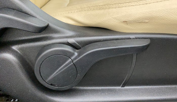 2018 Mahindra XUV500 W7, Diesel, Manual, 74,339 km, Driver Side Adjustment Panel