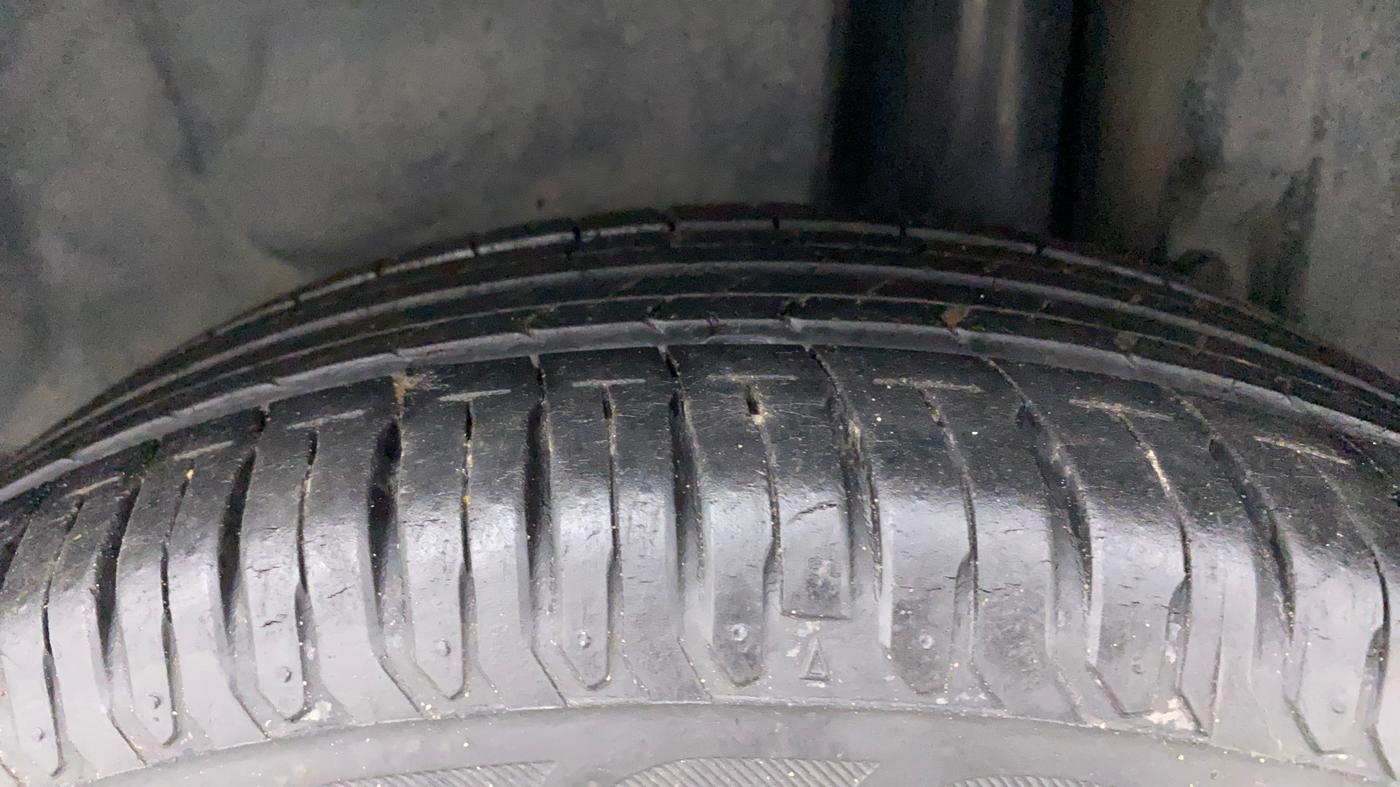 2013 Maruti Swift Dzire VXI, Petrol, Manual, 98,983 km, Left Rear Tyre Tread