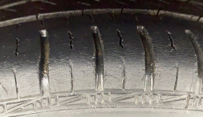 2014 Hyundai Eon MAGNA +, Petrol, Manual, 55,688 km, Left Front Tyre Tread