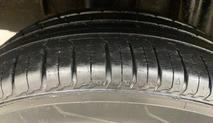 2022 Renault TRIBER RXZ AMT DUAL TONE, Petrol, Automatic, 24,010 km, Right Rear Tyre Tread