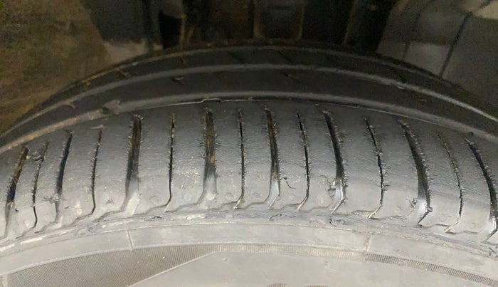 2022 Renault TRIBER RXZ AMT DUAL TONE, Petrol, Automatic, 24,010 km, Right Front Tyre Tread