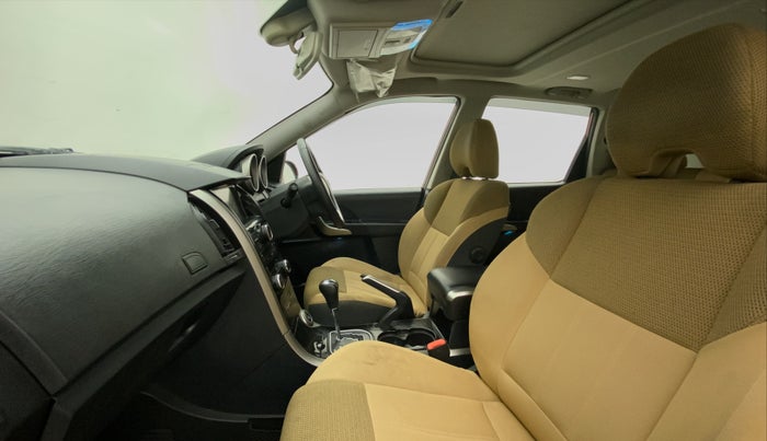 2019 Mahindra XUV500 W9 AT, Diesel, Automatic, 47,784 km, Right Side Front Door Cabin