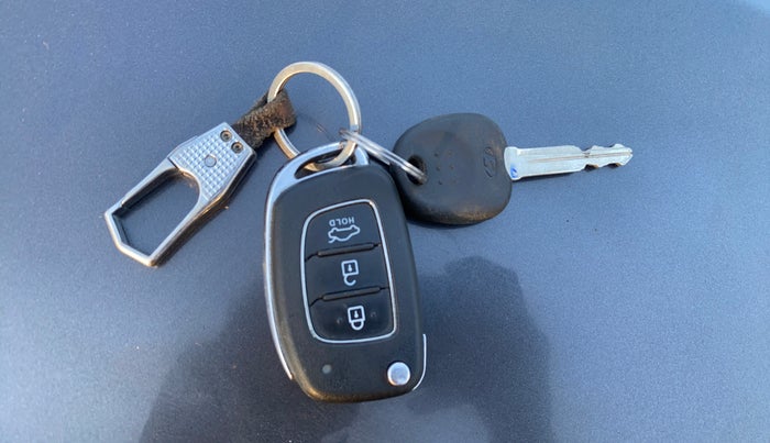 2021 Hyundai AURA S 1.2 CNG, CNG, Manual, 1,09,361 km, Key Close Up