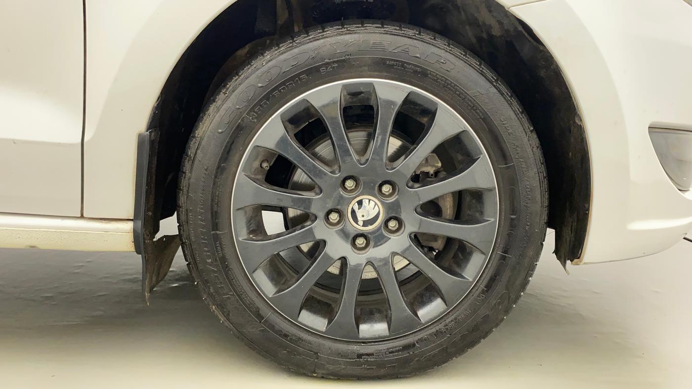 2015 Skoda Rapid ELEGANCE 1.6 MPI AT, Petrol, Automatic, 1,21,133 km, Right Front Wheel