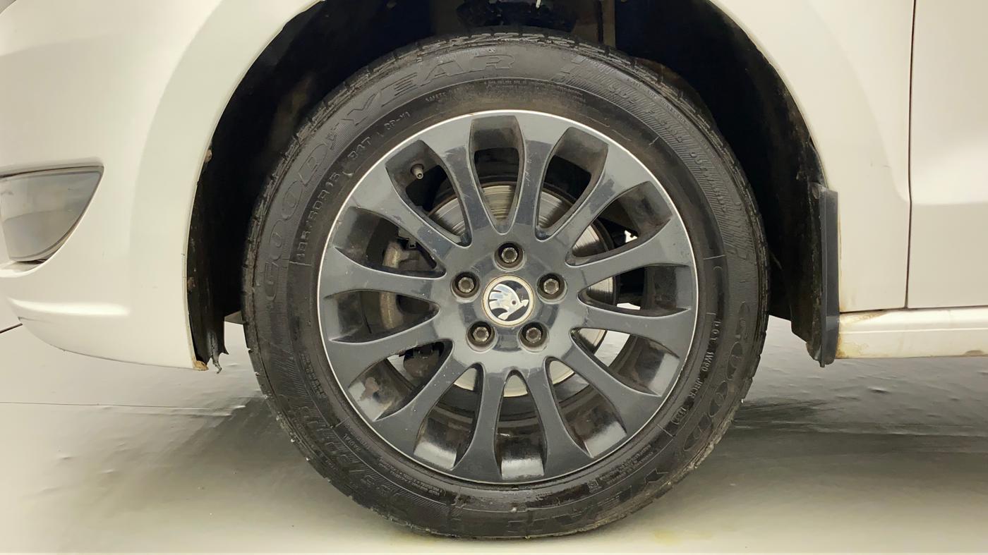 2015 Skoda Rapid ELEGANCE 1.6 MPI AT, Petrol, Automatic, 1,21,133 km, Left Front Wheel