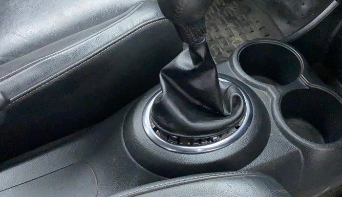 2018 Honda BR-V 1.5L I- DTEC VX, Diesel, Manual, 1,16,190 km, Gear lever - Boot cover slightly torn