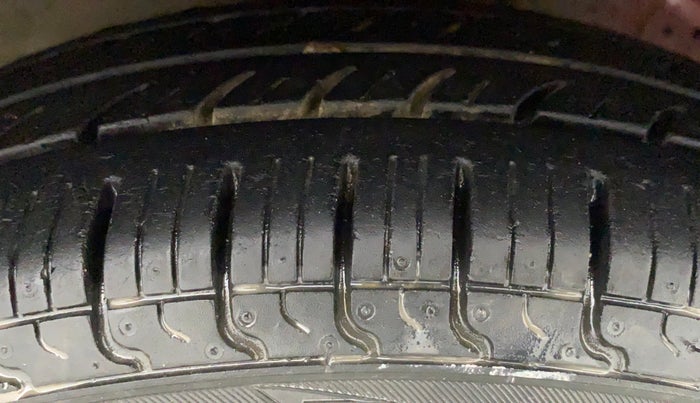 2017 Hyundai Eon ERA +, CNG, Manual, 64,279 km, Right Front Tyre Tread
