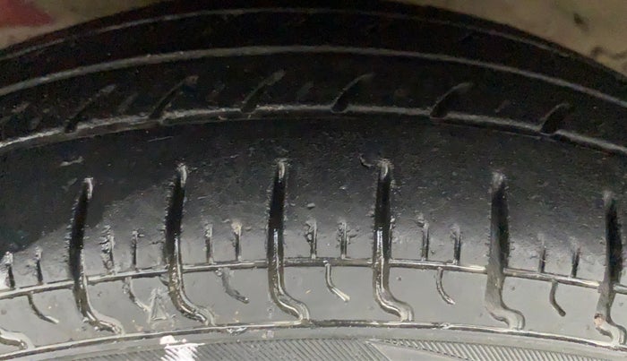 2017 Hyundai Eon ERA +, CNG, Manual, 64,279 km, Left Front Tyre Tread