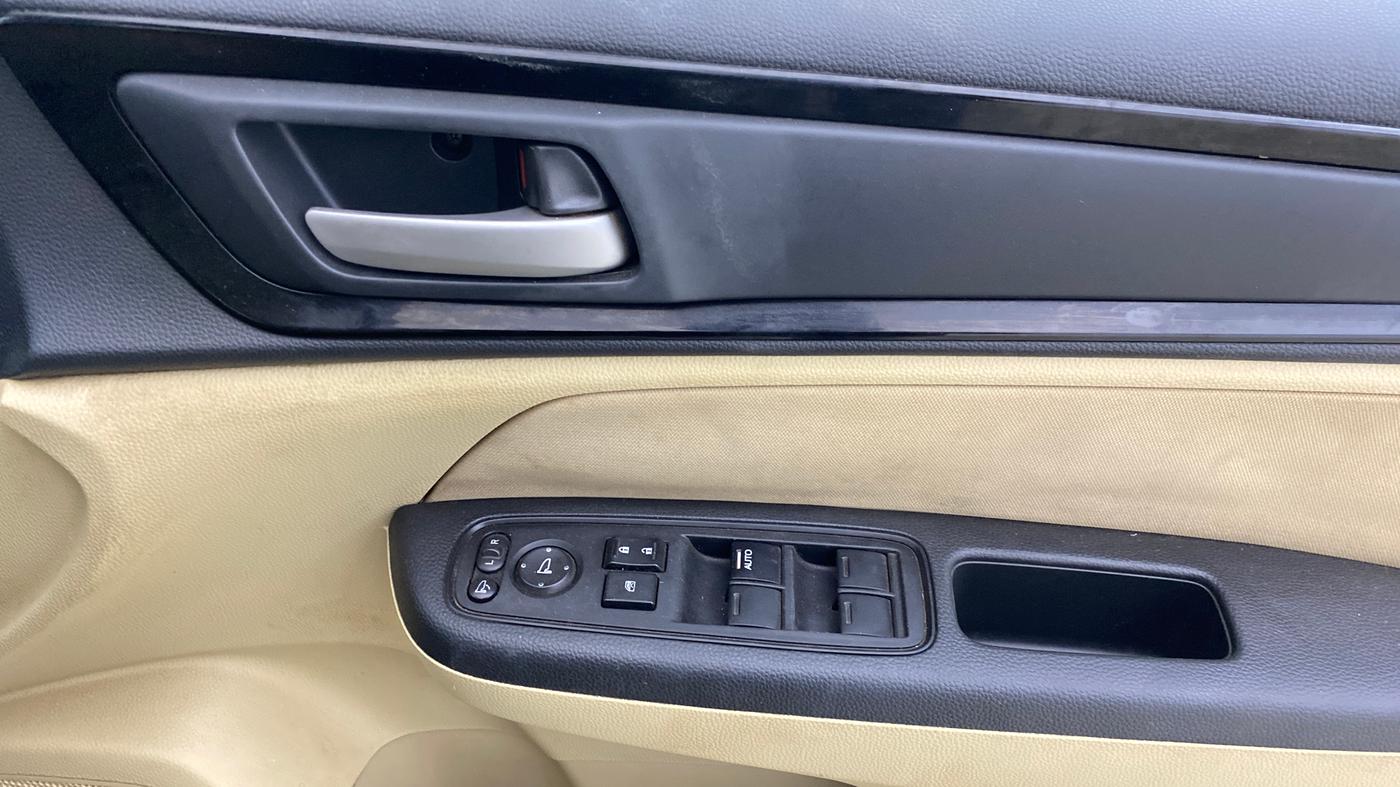 2018 Honda Amaze 1.2L I-VTEC S, Petrol, Manual, 41,115 km, Driver Side Door Panels Control